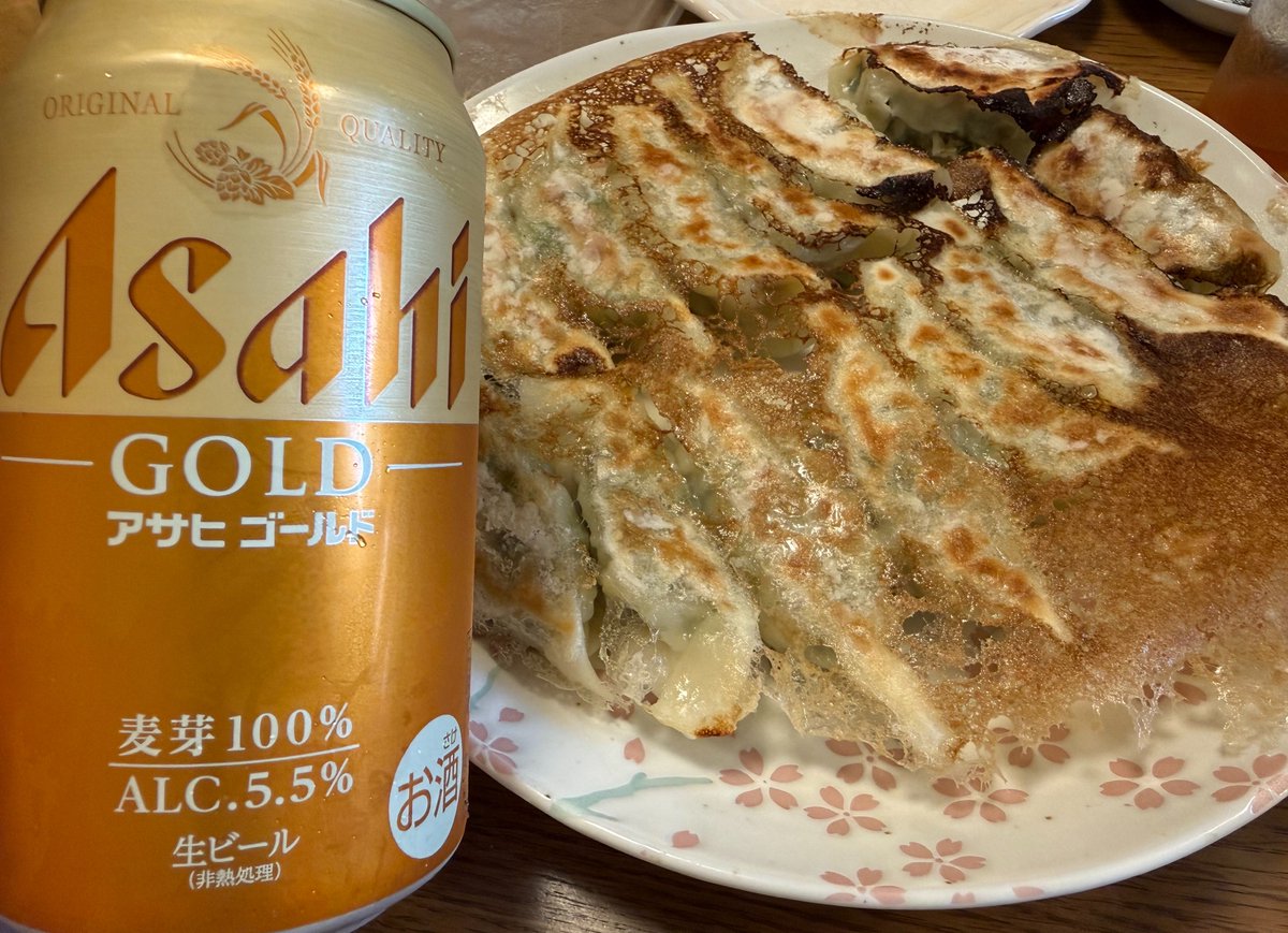 calpistown's tweet photo. 餃子作ってアサヒゴールド！美味しいです！
コクがあるってビールに詳しくなくてもわかる！！

ガイアの夜明けで見た開発現場、営業現場、物流現場を見て涙腺にグッときてしまったのです。
アサヒビールがんばれーっ！！

#アサヒゴールド飲んでみた https://t.co/zng25PKdoC