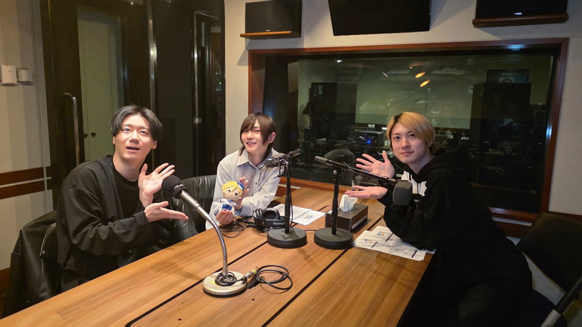 es_acrossstage's tweet photo. 今週もお聞きいただきありがとうございました！
来週も真白 友也を演じるお二人をお迎えしてお送りします！

番組サイトにて
◇メンバーシップ限定パートでは、
　宮崎さんの独特な役作りが明らかに？！
◇最新回を[地上波放送後から1週間限定]で無料公開中です🎧

ぜひお楽しみください！
▶︎https://t.co/qg8bDVEeM2

番組ハッシュタグは【 #あんスタATS 】
ハッシュタグをつけて感想もぜひお願いします✨

#あんスタ #あんステ #tokyofm