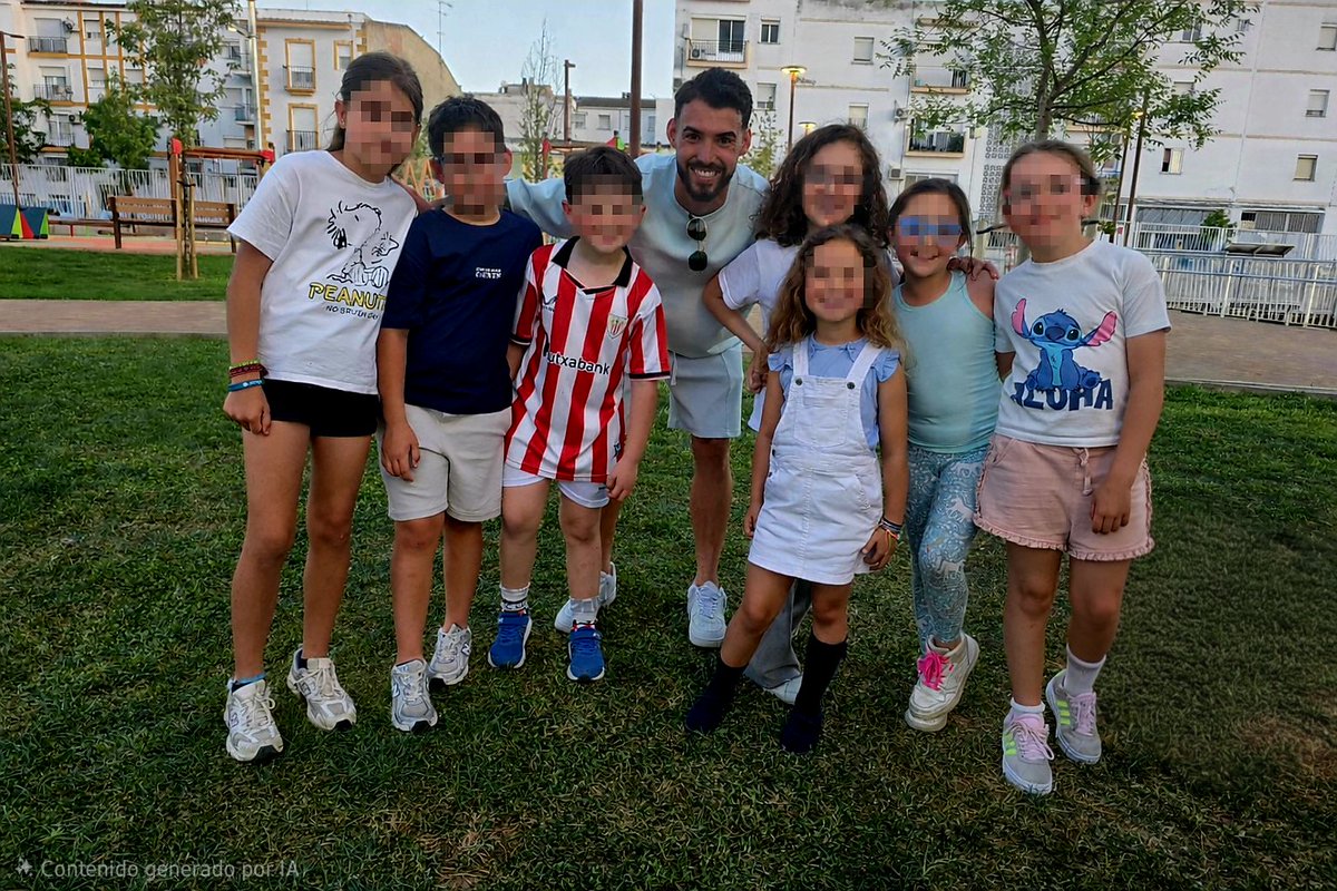 Hay gestos que valen más que mil partidos. 🤍🖤
Gracias, <a href="/lancho_9/">Javier Rodriguez Lancho</a>, por pararte con los peques y regalarles este momento.
Así se hace afición de verdad 👏