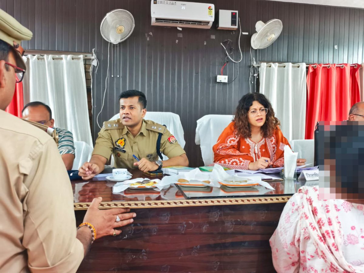 🔸जिलाधिकारी महोबा, श्रीमती गज़ल भारद्वाज एवं पुलिस अधीक्षक महोबा <a href="/shashsinghips/">Shashank Singh</a> द्वारा संयुक्त रुप से सम्पूर्ण समाधान दिवस के अवसर पर तहसील सदर जनपद महोबा में मौजूद रहकर जन-सुनवाई की गयी जिसमें क्षेत्र से आये हुए फरियादियों की समस्याओं का अनुश्रवण किया गया।
🔸इस दौरान फरियादियों