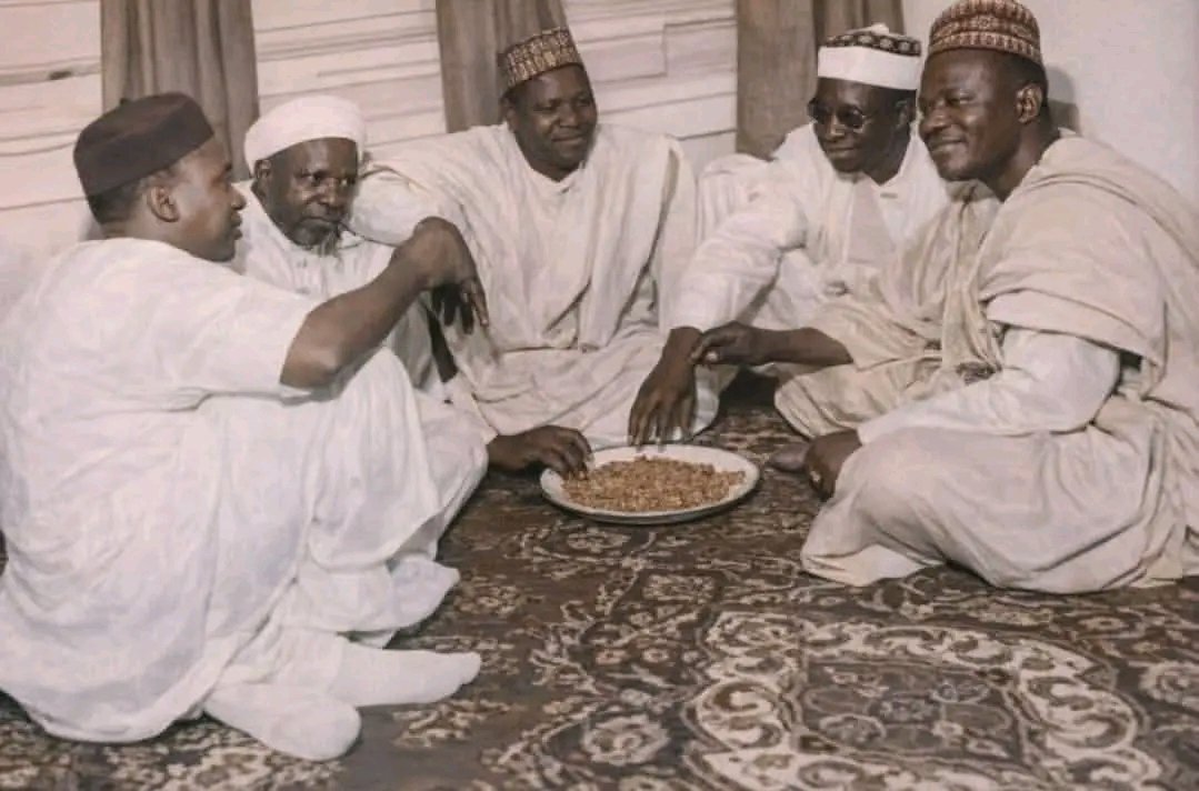 ishaqmasari5's tweet photo. From left to right. 
1. Alhaji Waziri Ibrahim. (Cabinet Minister), from Borno. 
Alhaji Musa YarAdua. (Cabinet Minister), from Katsina. 
Muhammadu Bashar (Emir of Daura), from Katsina. 
Alhaji Shehu (Sarkin Maska), from Katsina. 
Zanna Bukar Dupcharima (Senior Cabinet Minister) from #Borno.

Eating from single tray, a typical culture of eating in Arewa of Nigeria.