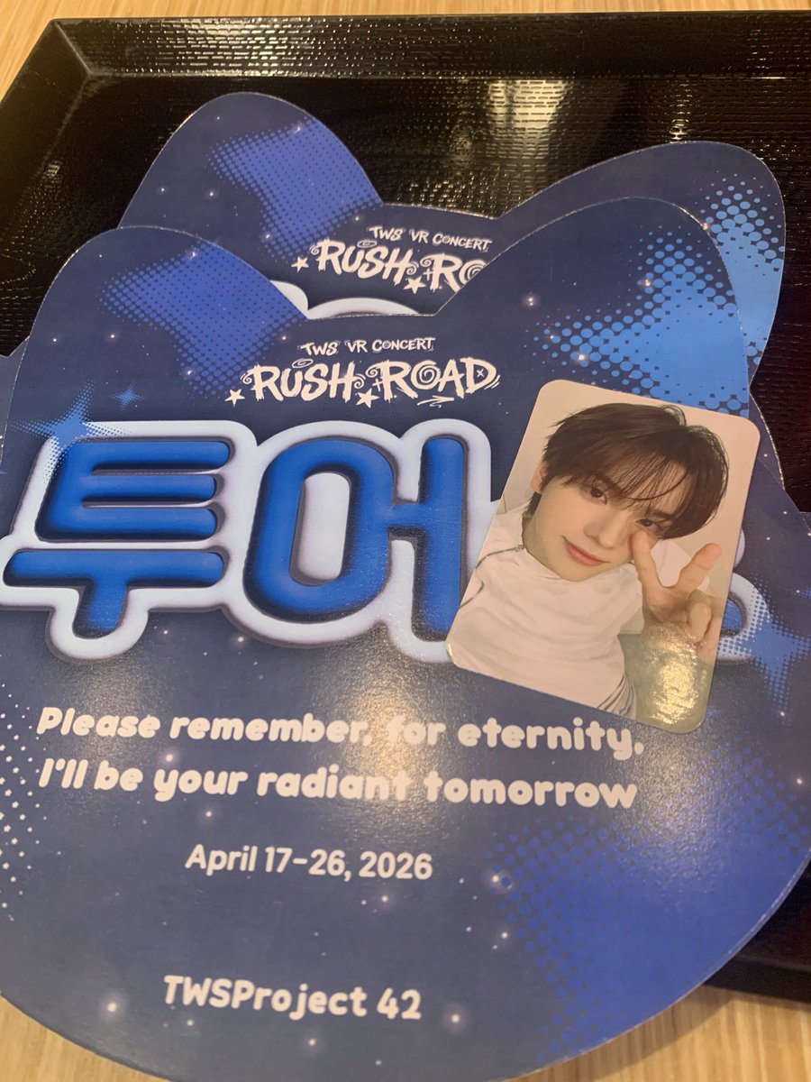 vyrsic's tweet image. RUSH ROAD MANILA D2 DONE!!!!! kyungmin was so!!! cute!!!!! NYEHEHEHEHE his natural aegyo…. 😭😭💔💔 my dad slept through the entire thing 💔 ANYWAYZ THANK YOU @twsproject42 FOR THE BANNER!!! umuwi si shinyu #YES  i love tws so much
