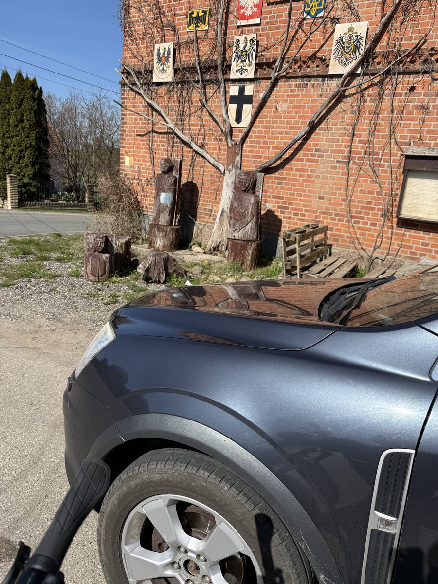 piotr_makowiec's tweet image. Jak to mówi @auto_moto_pl rowerzyści 🚴🏿🚴🏿🚴🏿to zło 🤓stoję Sobie spokojnie i czytam historię wsi Kandyty🇵🇱🇪🇺a tu zajeżdża mistrz kierownicy 😅dobrze słoneczna sobota ☀️☀️☀️bo bym dziadowi przykorbił 🤷‍♂️#Warmia #Weekend