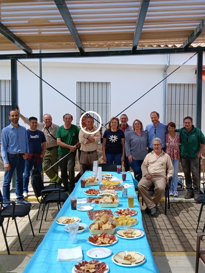 Plan_INFOCA's tweet photo. ¡Ciclo cumplido para un grande! 🙌 Adiós a Leonardo Ramírez, jefe del CE101 de #Cardeña por años. Su compromiso con la seguridad, llevó a su equipo a ganar la campaña de #PRL con el lema: 'Tu trabajo es importante, tu seguridad aún más'. 
¡Mucha suerte! 💼

📍Cedefo de #Adamuz. https://t.co/jICUb9l2Ni