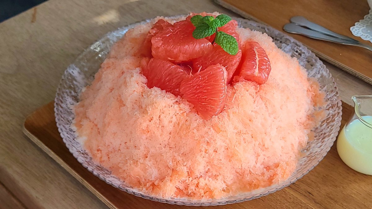 sweetsalt_magic's tweet photo. 연남동
연남살롱

자몽 우유 빙수 (₩16,000) 🍊🍨 https://t.co/mJWWGFm73e