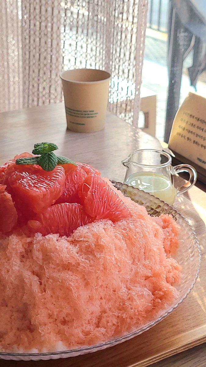 sweetsalt_magic's tweet photo. 연남동
연남살롱

자몽 우유 빙수 (₩16,000) 🍊🍨 https://t.co/mJWWGFm73e