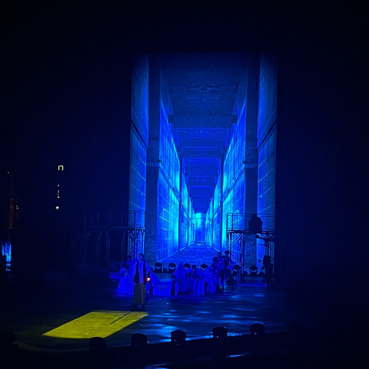 DLwtmBiJMtnGYXR's tweet image. Last night’s theater show was chef’s kiss! The cast nailed every line, and the set design Pure magic. Who’s joining me for the next performance  #TheaterMagic #LivePerformance