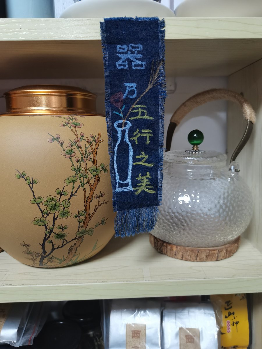 BatarSourabh's tweet image. Turn old glass jars into glowing herb planters! Clean → Paint rim gold → Add potting mix + seeds → Place in sunny spot.  Your kitchen gets cozy green vibes and fresh herbs—win-win! #DIYCrafts #Upcycle #HomeDecor #SustainableLiving