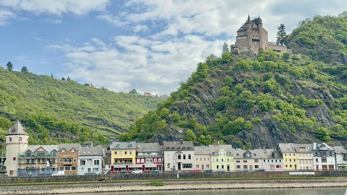 MalayaSingapore's tweet image. We sailed past Sankt Goar on the middle Rhine, often cited as one of the best bases for exploring the UNESCO World Heritage Rhine Gorge. It is home to the massive ruins of Rheinfels Castle (Burg Rheinfels), which offers sweeping views of the river. The statue of the German