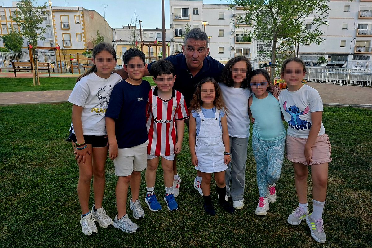 Con el gran <a href="/kaisermerida/">kaiser</a>... el 27 del Mérida 😂⚽
Gracias por apuntarte a la foto con los niños… tremenda ilusión 🏳️🏴
Actitud de crack 👏
