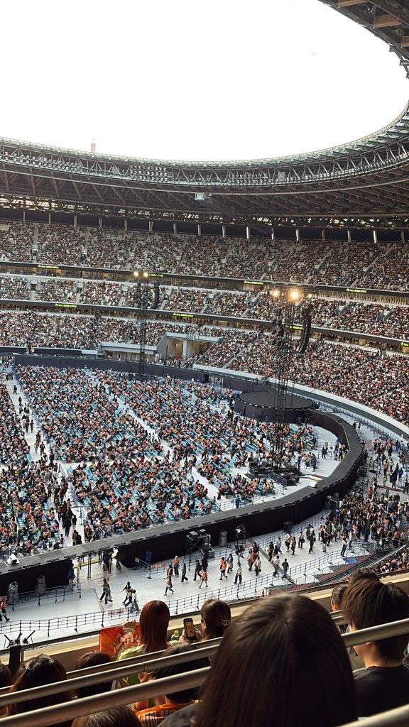 Mrs_JMAMS's tweet photo. 花道はないけど
バックステージあり⁉️

1周出来るスペースもあって
国立競技場広くて遠く感じるけど
もっと全員が楽しめるステージ
構成になってる気がする👀‼️

#ミセス
#ミセ��グリーンアップル
#ゼンジン
#ゼンジン未到とイミュータブル https://t.co/exJbuQbM3o