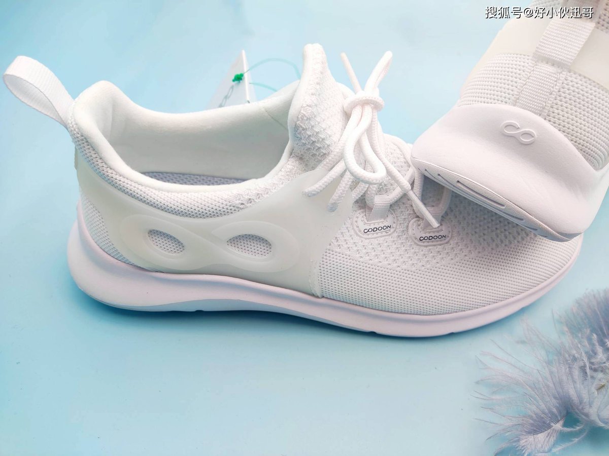 YasminaBorki's tweet image. Just unboxed my @BrandName haul!  Sneakers with cloud-like cushioning + a sleek water bottle—perfect for my weekend hikes. Fast shipping, love the free sticker! #Unboxing #EcoFriendlyPackaging #NewFinds