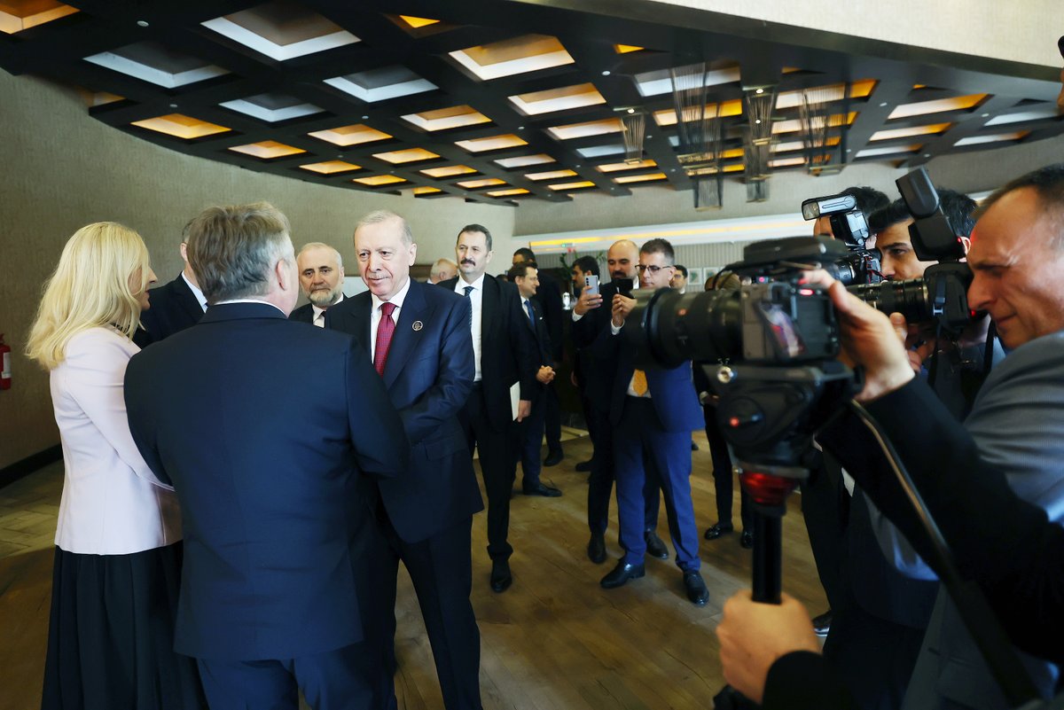 Akparti's tweet photo. Cumhurbaşkanımız Sayın Recep Tayyip Erdoğan, Antalya Diplomasi Forumu kapsamında, Bosna Hersek Devlet Başkanlığı Konseyi üyeleri Zeljka Cvijanovic, Denis Beirovic ve Zeljko Komsic ile çalışma kahvaltısında bir araya geldi. https://t.co/fgi6aUMBxs