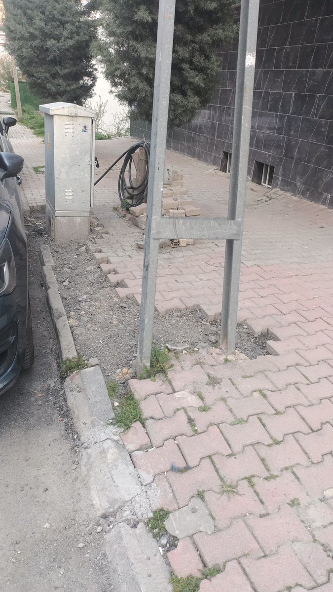 He_6078's tweet photo. @ArnavutkoyBel Bina önünde yapılan elektrik çalışmasısonrası kaldırım bu halde bırakıldıYaya geçişi zorlaştığı gibibırakılan metal direk hırsızlığa ve kazaya davetiye çıkarıyorFotoğrafta açıkça görülmektedirKaldırımın eskihalinegetirilmesivedireğinacilenkaldırılmasınıricaediyoruz #Kaldırımİşgal https://t.co/CSxRzjpqnu