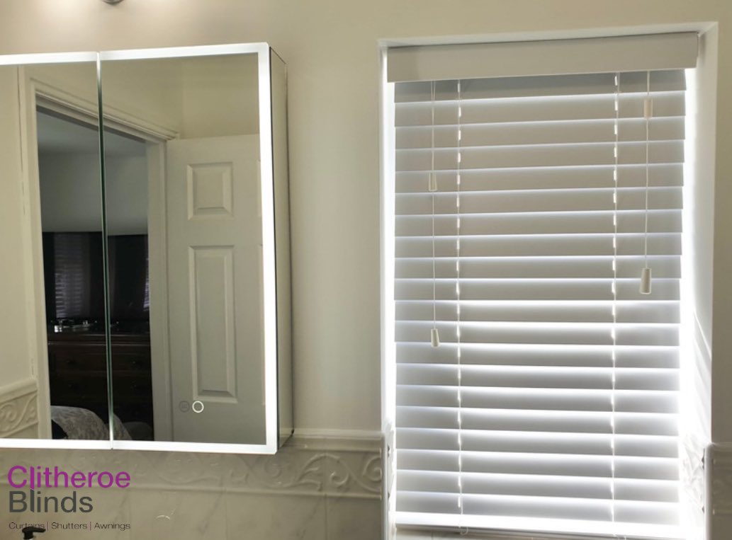 ClitheroeBlinds's tweet photo. Venetian blinds adjustable tilt function allows easy control of light and privacy, whilst looking perfect in any room ✨🏡 #venetianblinds #clitheroeblinds #interiordesign #lancashire https://t.co/ePnbWkdCni