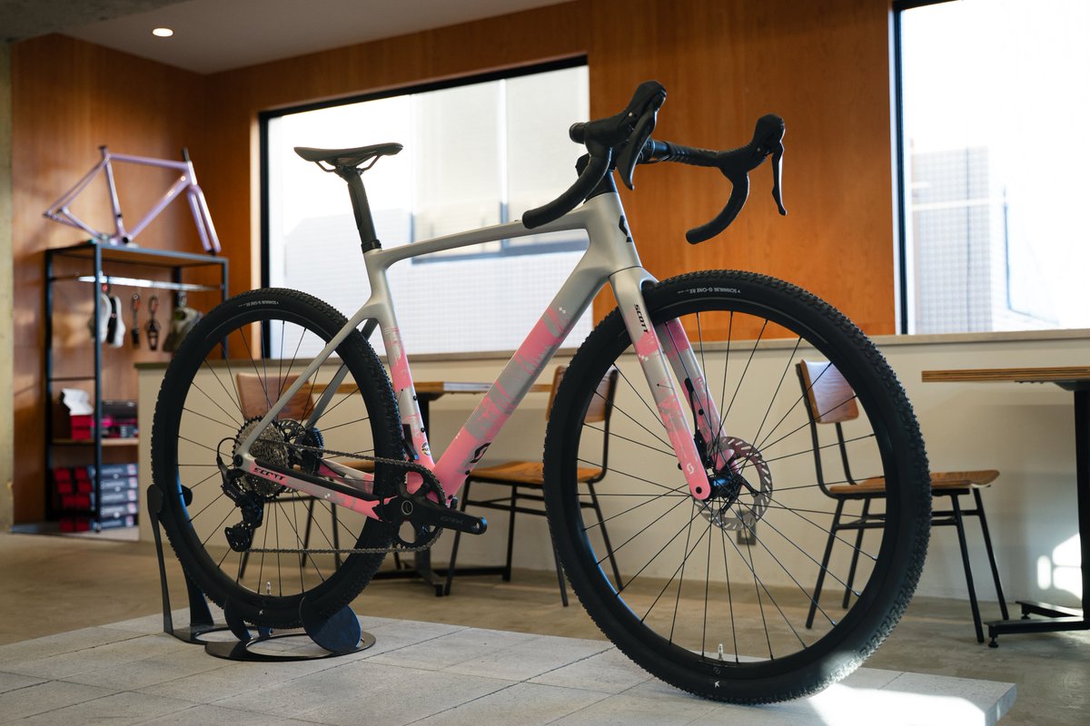 PointCanvas's tweet photo. SCOTT ADDICT GRAVEL 30
軽量なADDICTシリーズのグラベルモデルです。舗装路で速く未舗装路では快適に。あらゆる状況で楽しいバイクを目指して開発されました。��2や機械式変速にも対応するため自由なセッティングが可能です。グレード問わず凝ったグラフィックも魅力的
https://t.co/E9nDVG6bJl https://t.co/5tLYKf2Eu7
