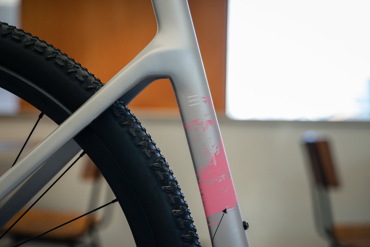 PointCanvas's tweet photo. SCOTT ADDICT GRAVEL 30
軽量なADDICTシリーズのグラベルモデルです。舗装路で速く未舗装路では快適に。あらゆる状況で楽しいバイクを目指して開発されました。��2や機械式変速にも対応するため自由なセッティングが可能です。グレード問わず凝ったグラフィックも魅力的
https://t.co/E9nDVG6bJl https://t.co/5tLYKf2Eu7