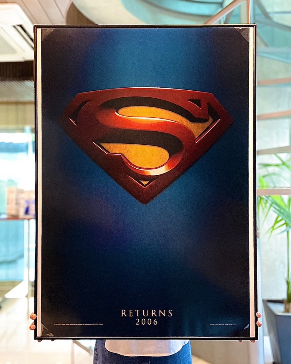 4月18日は「スーパーマンの日」🦸💥
バットマンと並びDCコミックスを代表するヒーローであり、1938年のデビュー以来世界中の人に愛されてきました💝
本日は当店に数あるスーパーマンのポスターの中から「スーパーマン リターンズ」のアメリカ版をご紹介します🇺🇸