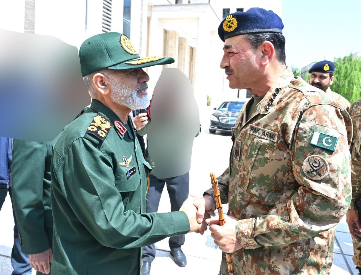 ایران میں سے سب سے طاقتور ترین اور اہم ترین ملاقات اور تصویر یہ ہے جسے ایران نے جاری کیا ایران میں اصل طاقت پاسداران ایران ہیں ان کے سربراہ سے ان کے ہیڈکوارٹر میں جنگ کے دوران عاصم منیر کا جانا عام بات نہی تھی 
اس تصویر کے اس خطے کی سیاست پر بہت گہرے اثرات ہوں گے