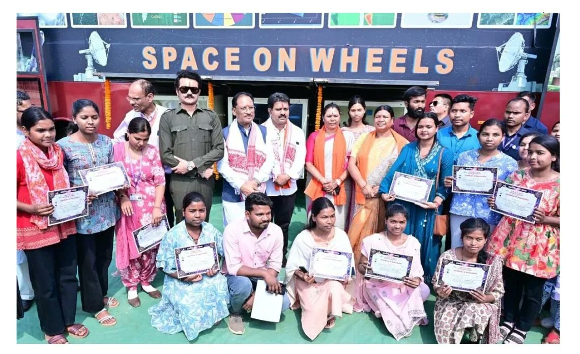 INDIACSR's tweet image. 🚀 Bringing Space Science to Classrooms

Indian Space Research Organisation’s Space on Wheels reaches kids in Chhattisgarh

🛰️ Mobile lab + hands-on learning
👩‍🚀 Inspiring future scientists
🔗 indiacsr.in/space-on-wheel…

#ISRO #ScienceEducation #CSR #IndiaCSR #STEM