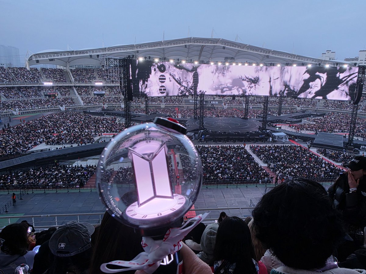 HGeurae's tweet image. 😁출장지에서 나홀로 방구석 첫콘도
🤩자리바꿈 요청에 앞으로 전진했던 중콘도
😍정면 하늘석이라 장관이었던 막콘도
🥰극장에서 큰 화면으로  즐긴 일콘도
완벽하게 행복했다 
이제.......
🔥부산콘이다!!!!
#BTS_ARİRANG #BTS_World_Tour
#AlwaysWithBTS #방탄소년단 #BTS