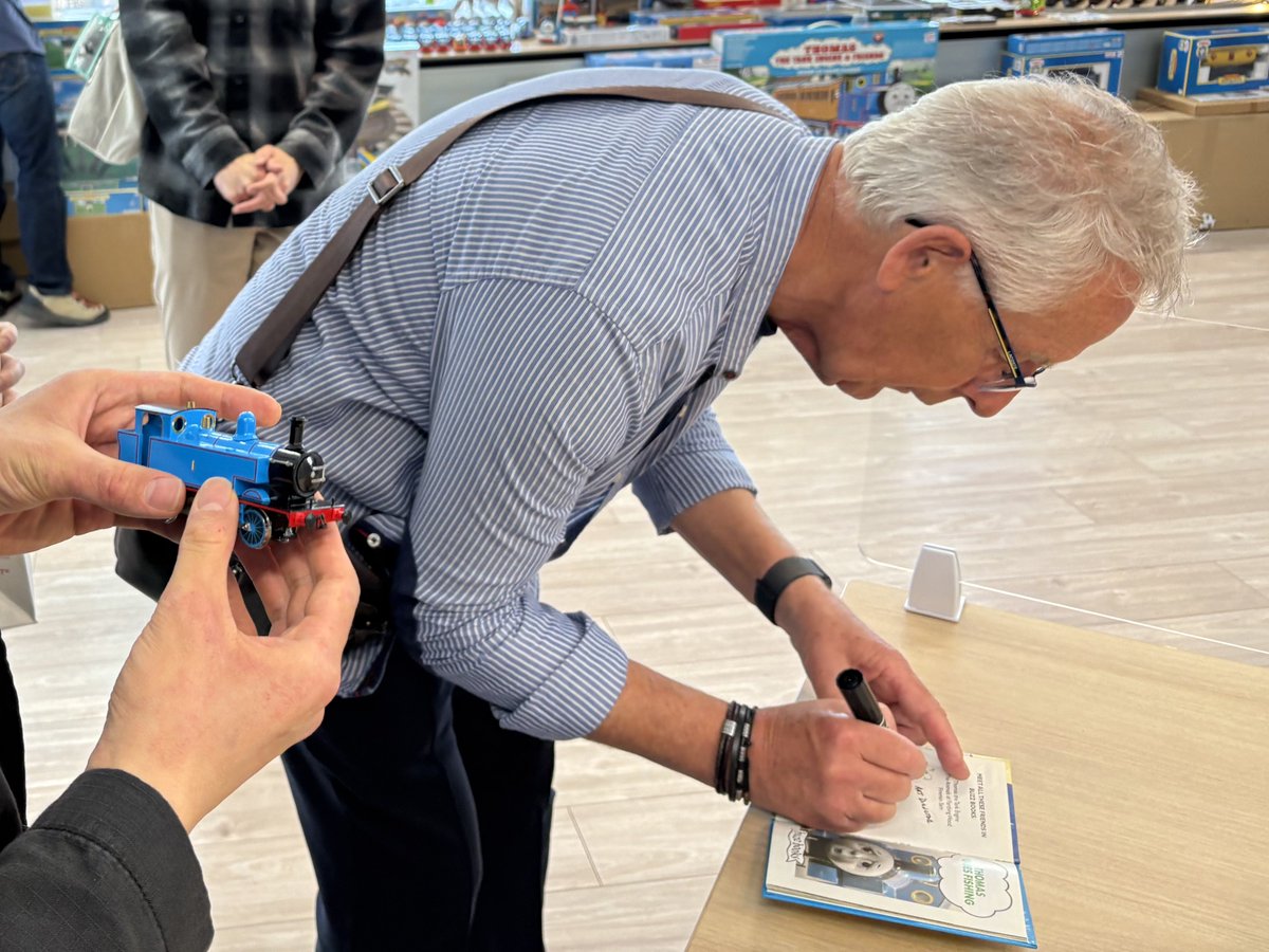 ボブ来日は私的訪問だと思うんだけど一応退場時に主催側からアナウンスはありました。チラシでも絵本でも同人誌でも何でもサインしててファンサエグいなぁと思いながら眺めていました #おとなのトーマスひろば