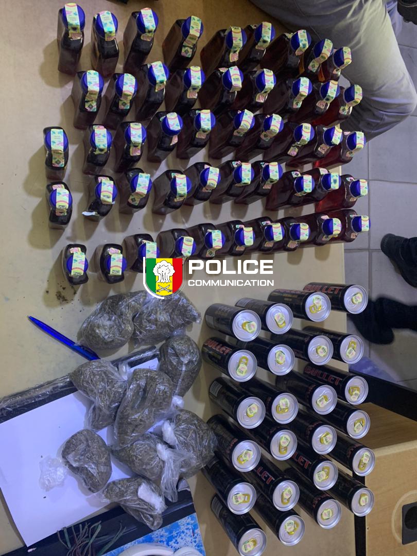 PoliceNationSN's tweet image. L’OCRTIS frappe à Fatick ! 
 Saisie de 270g de « Skunk » et de boissons alcoolisées de contrebande sur un bus en provenance de Gambie. Deux individus placés en garde à vue pour trafic international.
#Stups #Proteger #Senegal