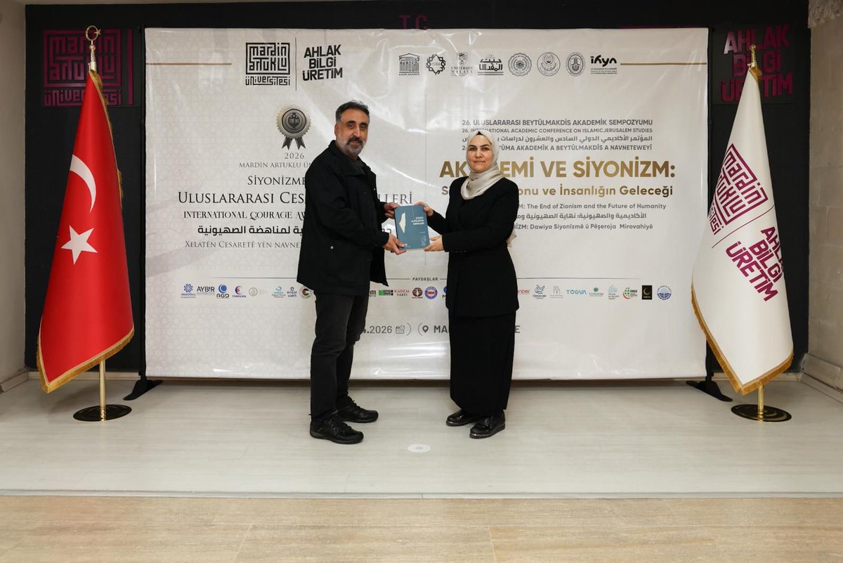 emineilyas1's tweet photo. Mardin’de bilimin ve vicdanın buluşmasına şahitlik ettik. Akademik özgürlüğün ve insanlık onurunun siyonizm kuşatmasına galip geleceği bir geleceği hep birlikte inşa edeceğiz.
 @ibrahimozcosar hocama ve @mardinartuklu teşekkürlerimle.

@28Subat_OgDer https://t.co/lf4nJa93rf