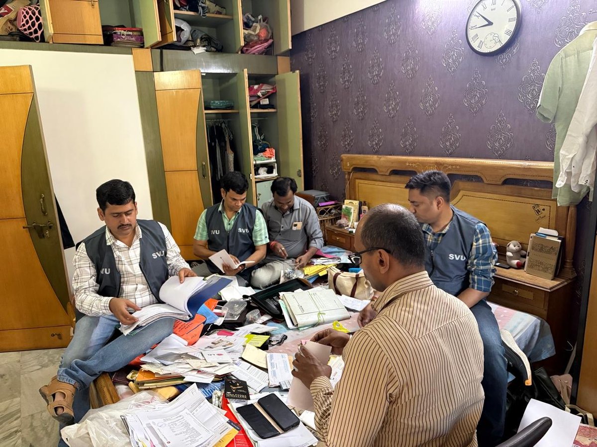 ddnewsBihar's tweet photo. पटना में इंजीनियर राजीव कुमार के ठिकानों पर निगरानी विभाग की स्पेशल यूनिट ने बड़ी छापेमारी की।
एक करोड़ रुपये की अवैध संपत्ति जुटाने का आरोप है। रामनगरी, खगौल और पंत भवन स्थित दफ्तर में कार्रवाई जारी।
#PatnaRaid #BiharNews #Vigilance #BreakingNews https://t.co/8cycsBK48X