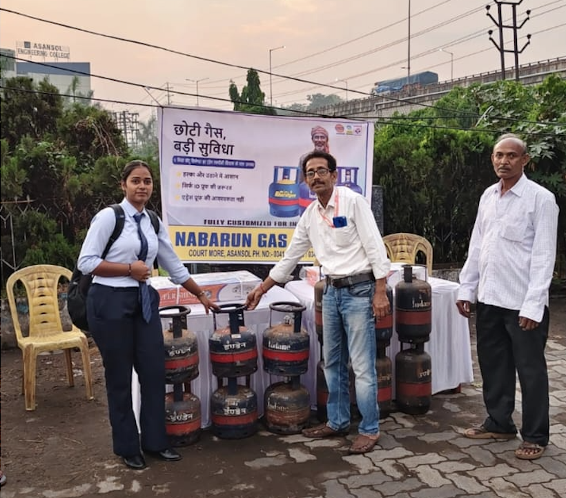 Promotion of 5 kg FTL by M/s Nabarun Gas in Asansol. IndianOil ensures easy availability of 5 kg ‘Chhotu’ cylinders in West Bengal for migrant labourers and students, promoting portable, affordable &amp; available with minimal documentation. #StayCalmIndia #LPGSupply 
<a href="/IndianOilcl/">Indian Oil Corp Ltd</a>
