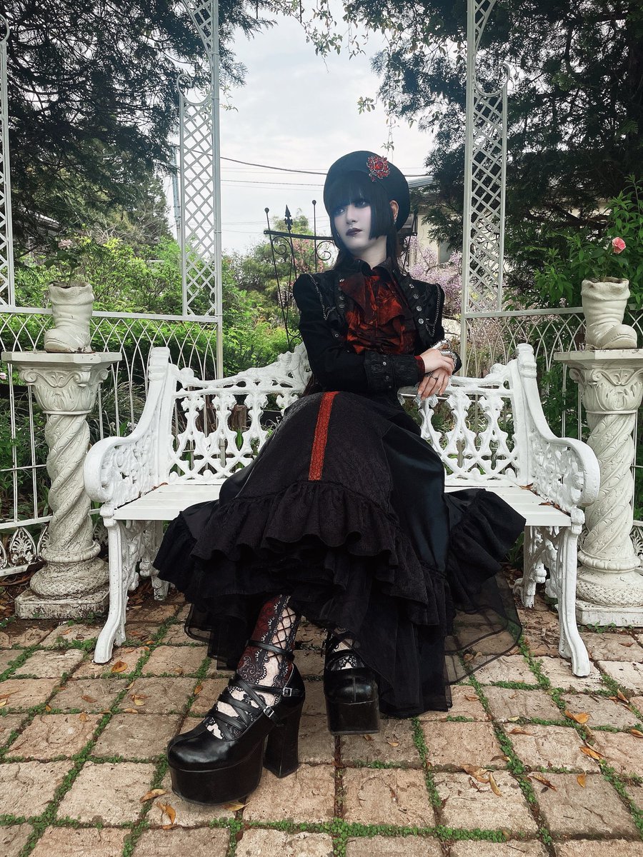 alonza_schwarz's tweet image. ゴルゴダの丘を駆け上がるもの、汝この人を見よ。
不敬者の十字架を。
⁡
 #gothicstyle  #gothicfashion  #Gothic #ゴスロリ系  #ロリィタ