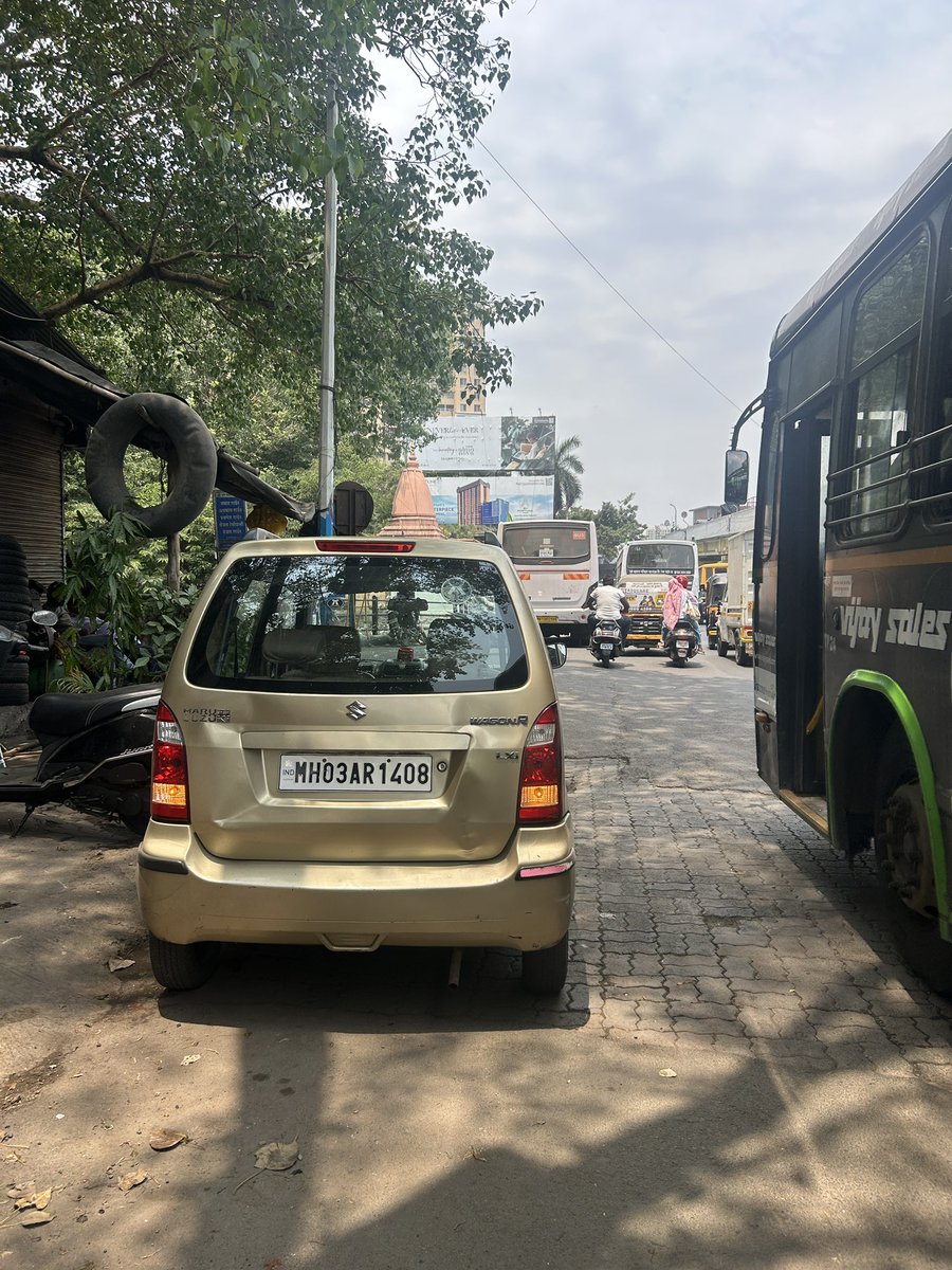 PuneTrafficCity's tweet photo. @PuneCityTraffic 

MH03AR 1408

Parked in busy road near Lohia Garden Hadapsar below flyover where traffic is usually too high. 

Please take necessary action https://t.co/jhV5qisTYR