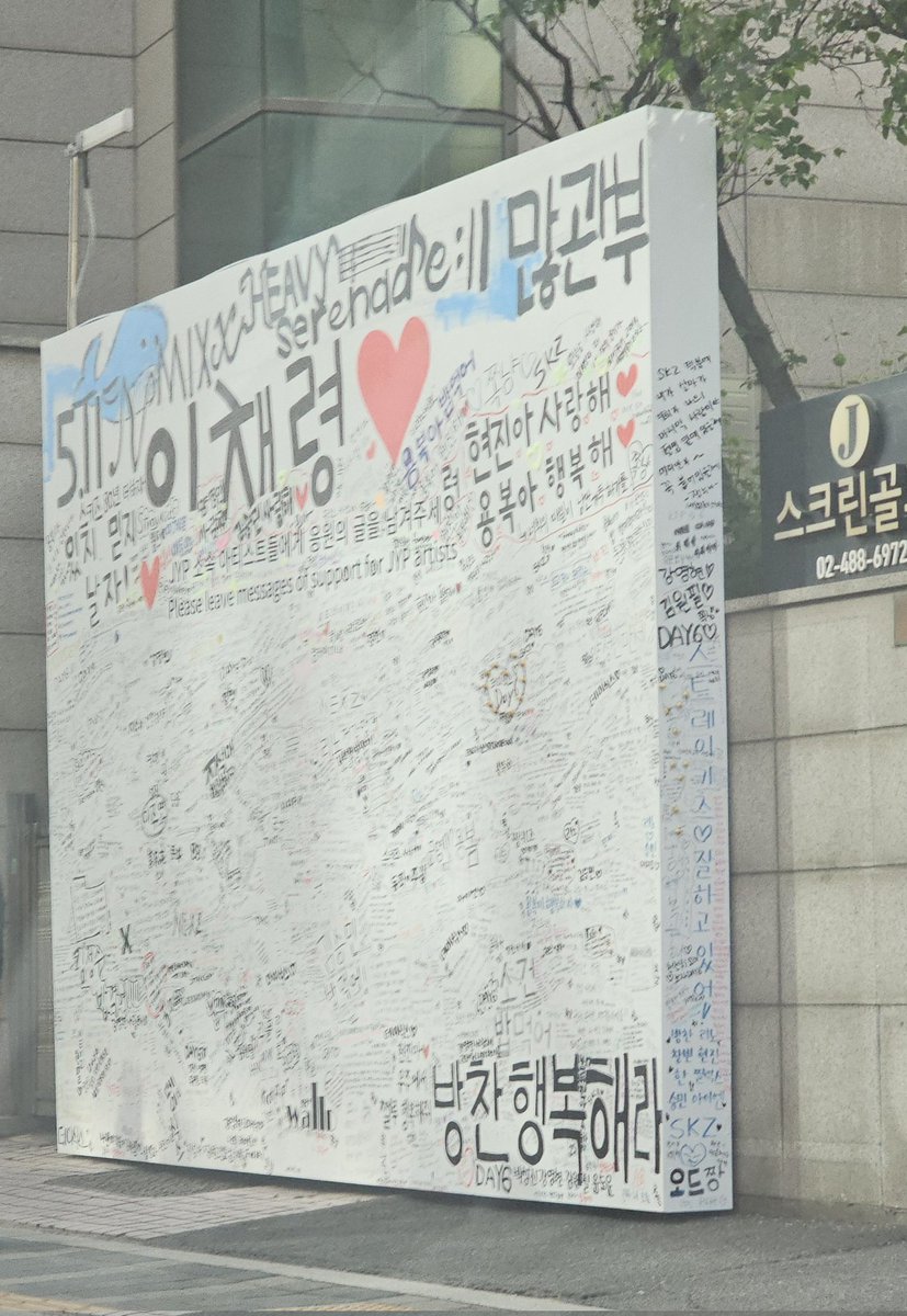 나도 보고와찌롱
방찬 행복해라♡
지나가니까 현진이 라방한다한건 안웃김...ㅠ