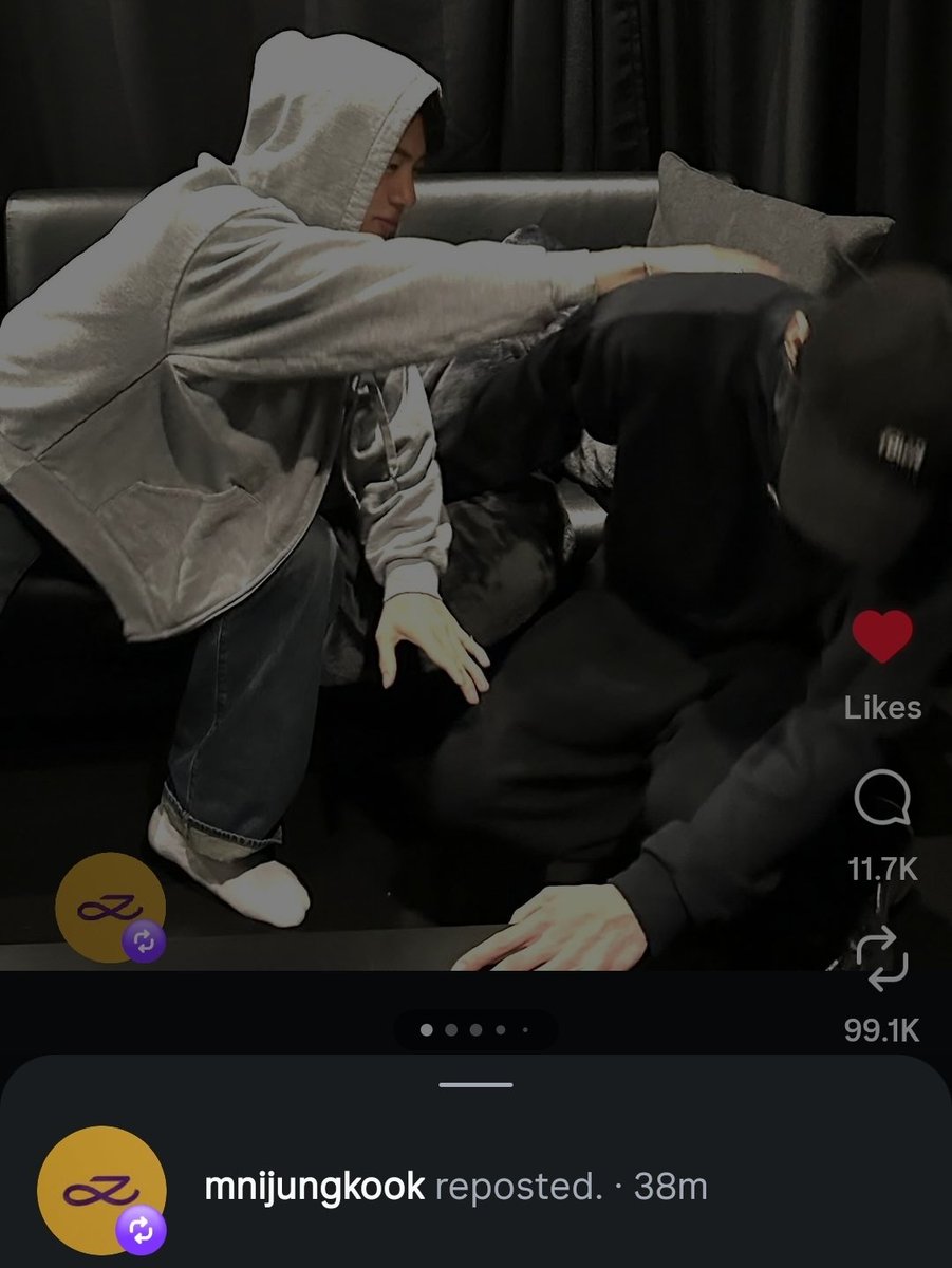 jeonjtiddiez's tweet photo. Wasn't bro JUST finished with the concert??? 😭 https://t.co/VG1u6Folf0