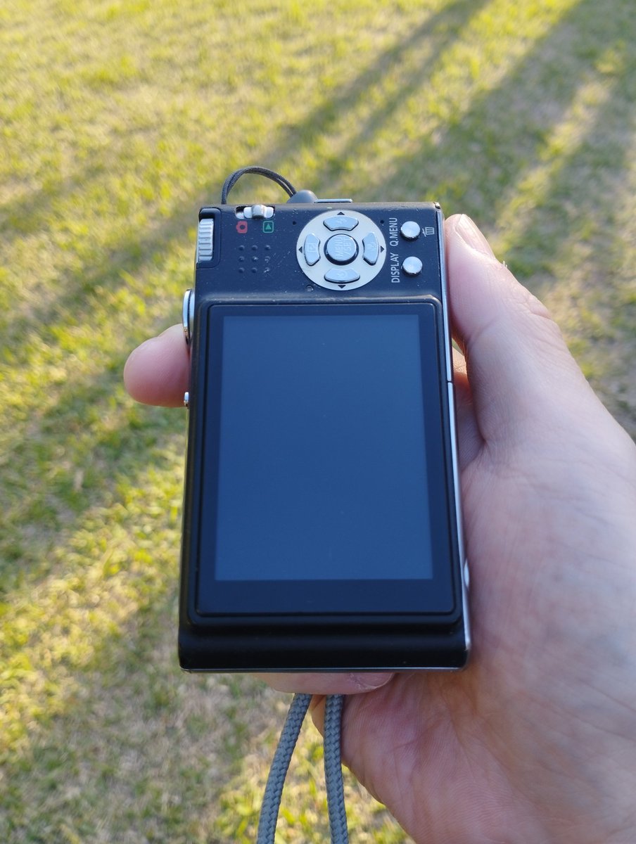 M1BQ5edgVdWUHJZ's tweet image. I picked up someones lost camera in
the Shinjuku Gyoen.

I turned in the lost item to stuff.

Anyone with information regarding this, please contact entrance.

#shinjukugyoen
#camera