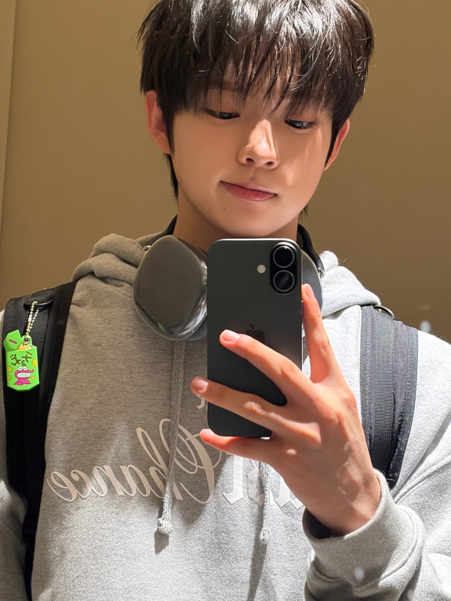 TIOT_NOW's tweet photo. [#예찬]  
벌써 후드티가 더운 날씨라니…🫠

#TIOT #티아이오티 
#신예찬 #SHINYECHAN https://t.co/BdOEdHp12B