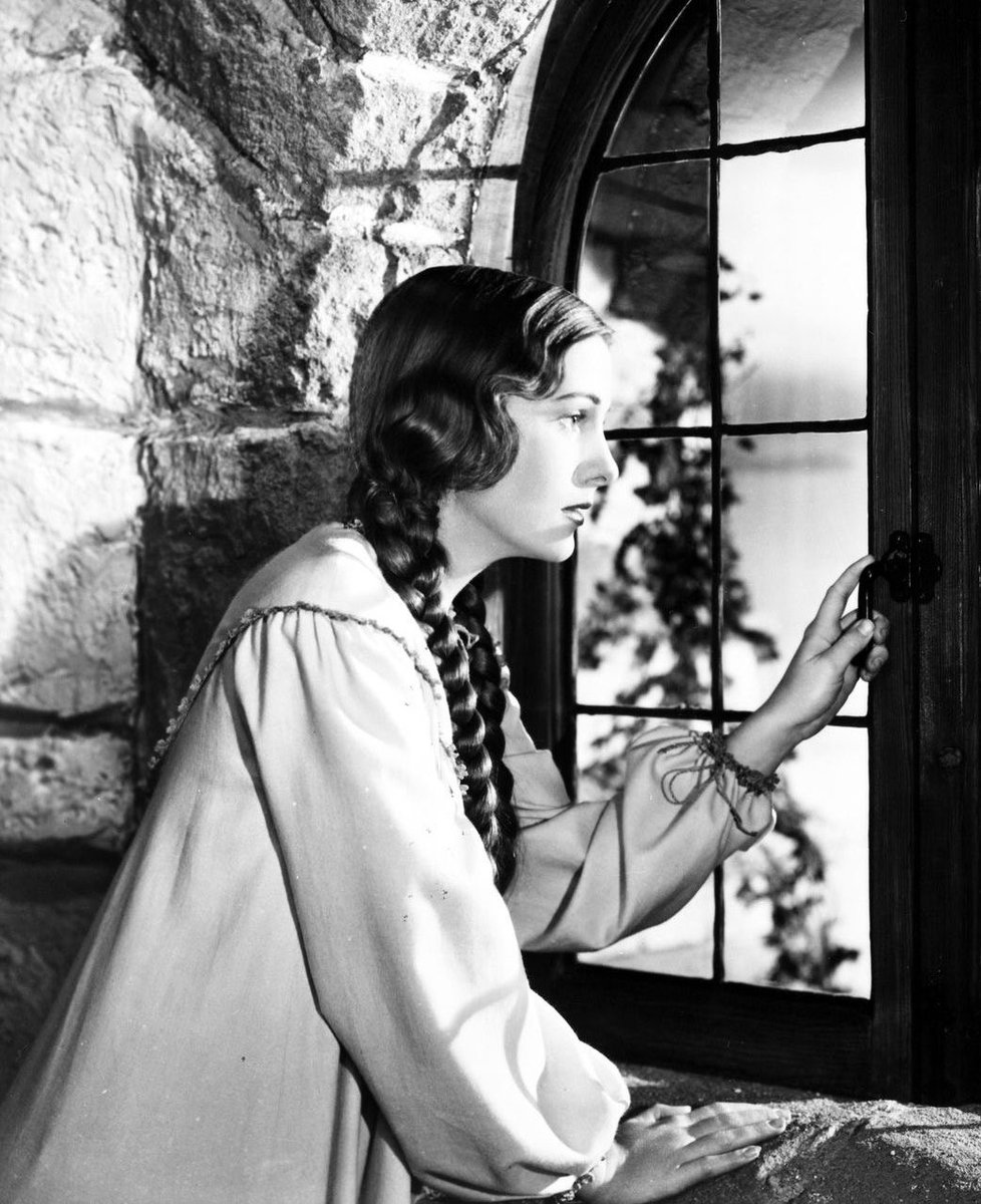 𝜗ৎ maria tweet media