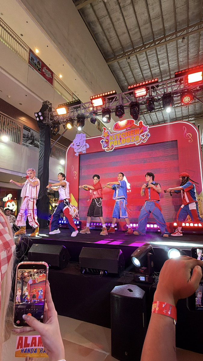 <a href="/Official_ALAMAT/">ALAMAT ᜀᜎᜋᜆ᜔ 🇵🇭</a> Alamat heats up the Kitchenpalooza stage with a sizzling performance of Hapag 🔥🌶️

#CheersKitchenpalooza #SummerCheers #CheersxALAMAT