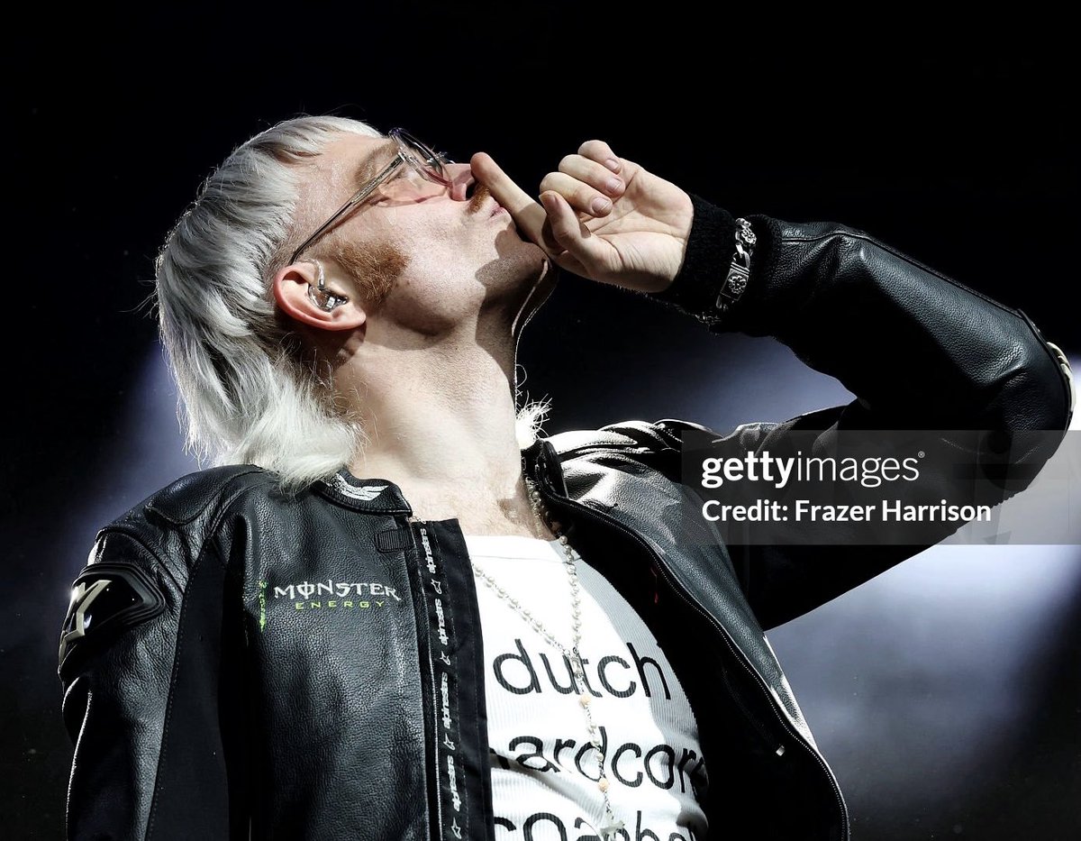 he looks so good in leather meowwww