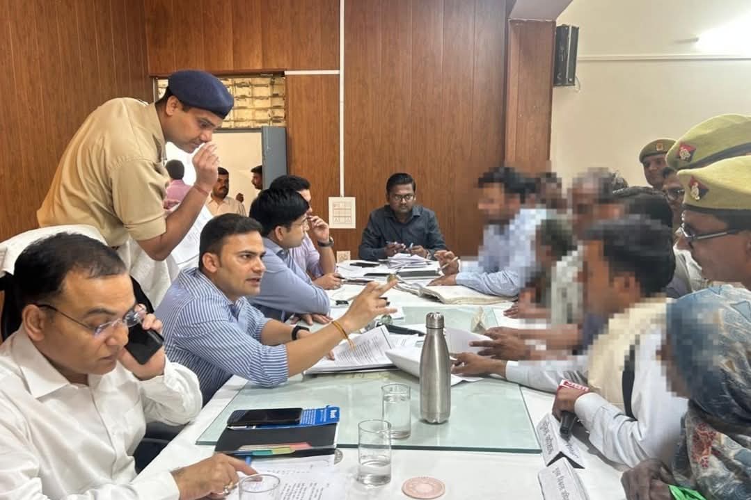 Cantryofindia's tweet image. #सम्भल
@DmSambhalडॉ0 राजेन्द्र पैंसिया व #SP श्री कृष्ण कुमार की अध्यक्षता में तहसील सभगार गुन्नौर में " सम्पूर्ण समाधान दिवस" का आयोजन किया गया तथा सम्पूर्ण समाधान दिवस मे आये फरियादियो की समस्याओ को सुना गया तथा उनके शीघ्र निस्तारण हेतु सम्बन्धित को निर्देशित किया गया
@Uppolice