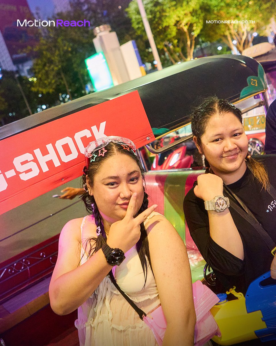 motionreach's tweet photo. เล่นน้ำชิลๆ กับ G-SHOCK Tuk-Tuks!⚡️
แคมเปญสุดล้ำที่ให้คุณนั่งรถฟรีจาก centralwOrld ถึง CENTRAL PARK เพียงโชว์นาฬิกาในเครือ CASIO ที่ข้อมือ! 
กับTuk-Tuks Wrap ที่เปลี่ยนสื่อ OOH ให้เป็นบริการที่ตอบโจทย์ไลฟ์สไตล์ เท่ ทน สดชื่น ไปต่อได้ไม่มีสะดุด! #GSHOCK #Songkran2026 #MoveableOOH https://t.co/qRj5C1ndL8