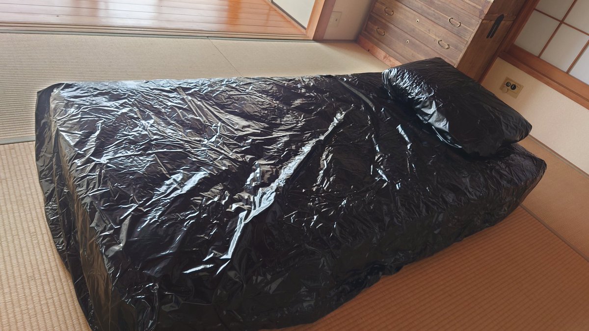 PVC_Japan's tweet photo. plastic bedding makes me horny. https://t.co/TriQedyrrY