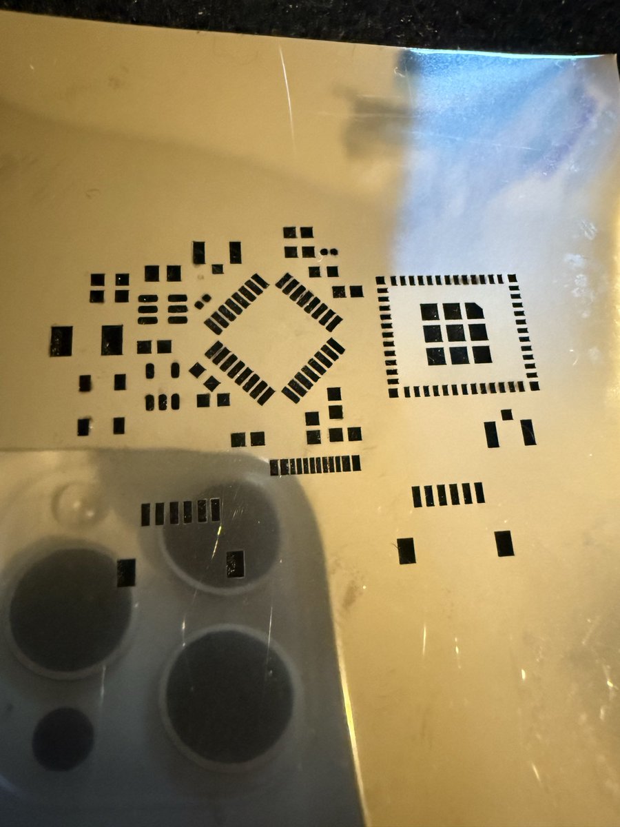 saka_flrlr1220's tweet image. 基板が出来たのでステンシル作りました。
製造コスト20円程なので外注するより全然早いし安い。
リードタイム30分

#pcb #ドローン #fpvドローン   #fpvdrone
#ドローンショー #ドローン好きと繋がりたい #自作ESC  #自作FC