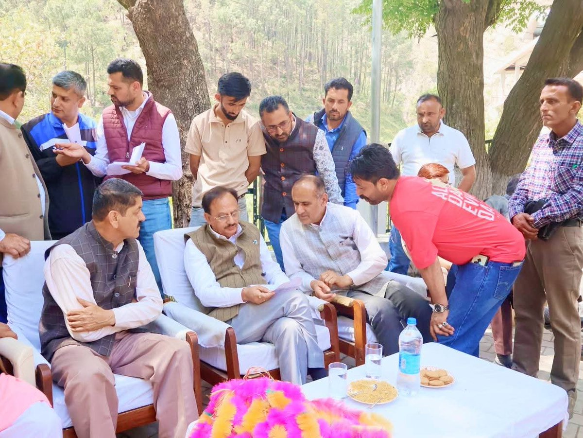 harshChauhanINC's tweet photo. आज शिलाई विधानसभा के रोनहाट में आमजन के बीच पहुंचकर उनकी समस्याओं को गंभीरता से सुना।
जनहित को सर्वोपरि रखते हुए प्रत्येक समस्या के शीघ्र व प्रभावी समाधान हेतु संबंधित अधिकारियों को स्पष्ट दिशा-निर्देश दिए। https://t.co/d85TGTIcPn