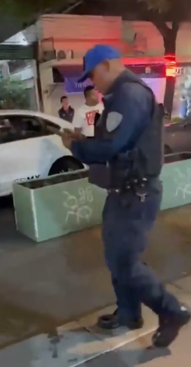 Fersz69's tweet photo. @DiamondRuelas el policía “necesitamos un policía” 👮‍♂️ jajajajaja https://t.co/1VFHgPauoj