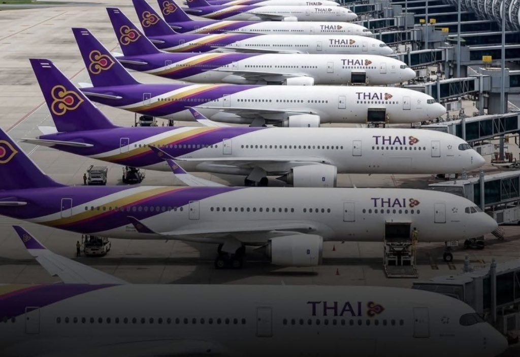 انخفاض كبير في رحلات الخطوط التايلاندية!

أعلنت الخطوط الجوية التايلاندية عن تخفيض كبيرة في عدد رحلاتها الداخلية والدولية لشهر مايو 2026، عازيةً ذلك إلى ارتفاع تكاليف الوقود وضعف الطلب السياحي في آسيا وأوروبا.

تم تخفيض الرحلات الداخلية في تايلاند اعتبارًا من 1 مايو. 
كما شهدت