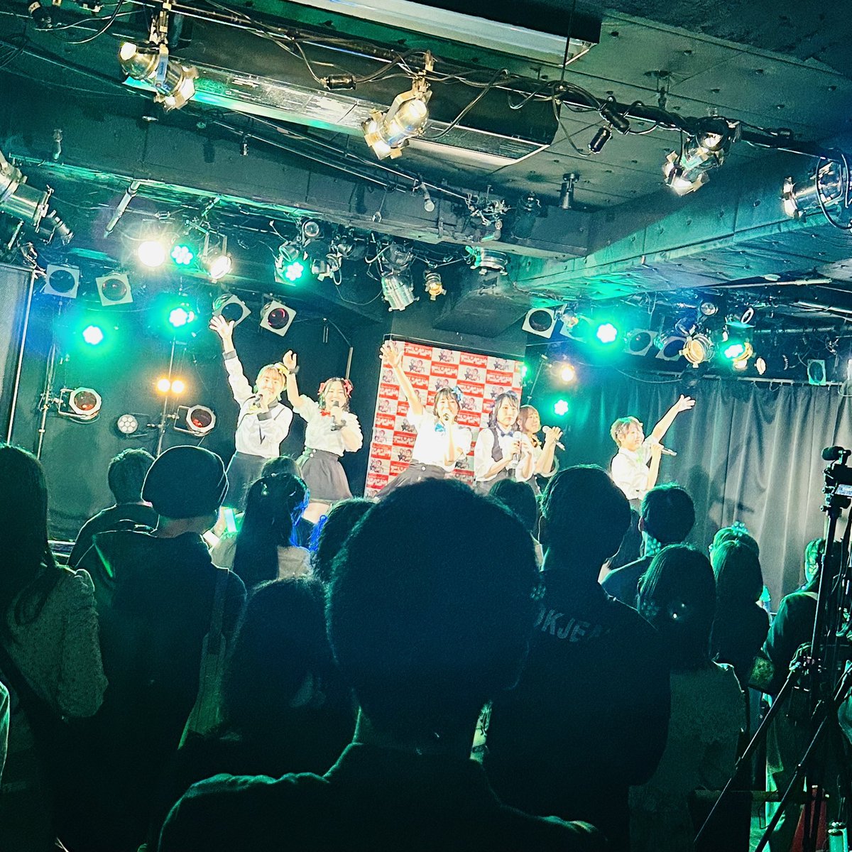 anison_undo's tweet photo. 10. Sonatine × ウベサティ
アニソンウンドウで出会った2組が6名で出演してくれるという胸熱なグループ😭
お客様も沢山で、盛り上がる事必至なアニソンを畳みかけてくれます🙌
衣装変えも👏これは！楽しすぎますね✨✨

#アニウン #アニソンウンドウ https://t.co/zK0m81Fhnq