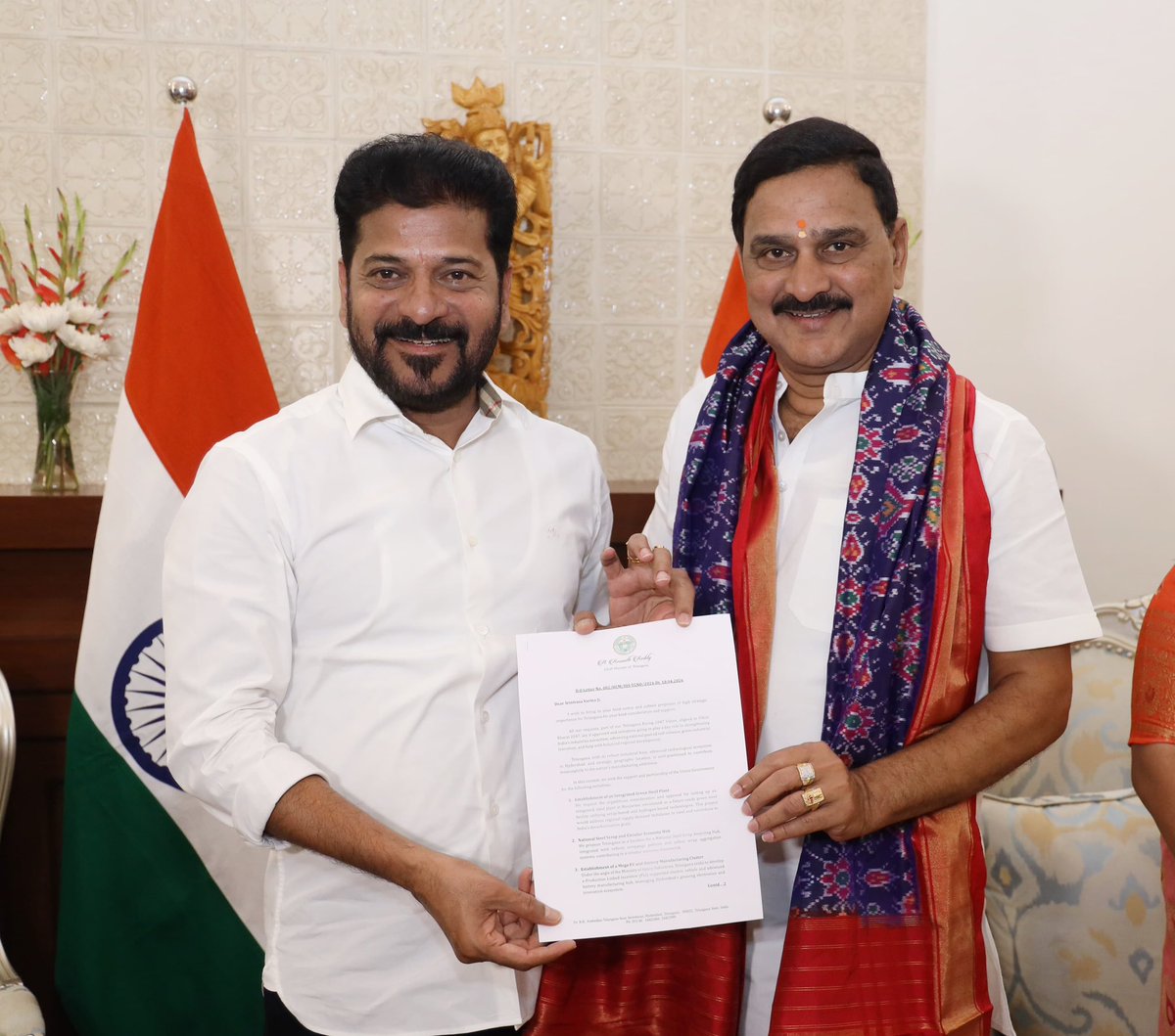 BjpVarma's tweet photo. ఈరోజు న్యూఢిల్లీలో తెలంగాణ ముఖ్యమంత్రి శ్రీ @revanth_anumula గారు, కేంద్ర ఉక్కు, భారీ పరిశ్రమల శాఖ మంత్రి శ్రీ @hd_kumaraswamy గారితో నా నివాసంలో సమావేశం అయ్యాను. 

ఈ భేటీలో తెలంగాణ రాష్ట్ర పారిశ్రామిక ప్రగతికి సంబంధించి, ముఖ్యంగా బయ్యారంలో గ్రీన్ స్టీల్ ప్లాంట్ ఏర్పాటు, హైదరాబాద్‌లో ఈవీ బ్యాటరీ సెంటర్ మరియు రోబోటిక్స్ పార్క్ వంటి పలు కీలక అంశాలతో కూడిన వినతి పత్రాన్ని వారు మాకు అందజేశారు.

​రాష్ట్రాల అభివృద్ధి ద్వారానే దేశాభివృద్ధి సాధ్యమనే ప్రధానమంత్రి నరేంద్ర మోదీ గారి ఆకాంక్ష మేరకు తెలంగాణ పారిశ్రామికాభివృద్ధికి కేంద్ర ప్రభుత్వం తరపున పూర్తి సహకారం ఉంటుందని ఈ సందర్భంగా తెలియజేశాము.

@bjp4andhra @bjp4india @narendramodi @MHI_GoI @TelanganaCMO 

#bayyaramsteelplant #greensteel #bjpvarma #hdkumarswamy #revanthreddyanumula