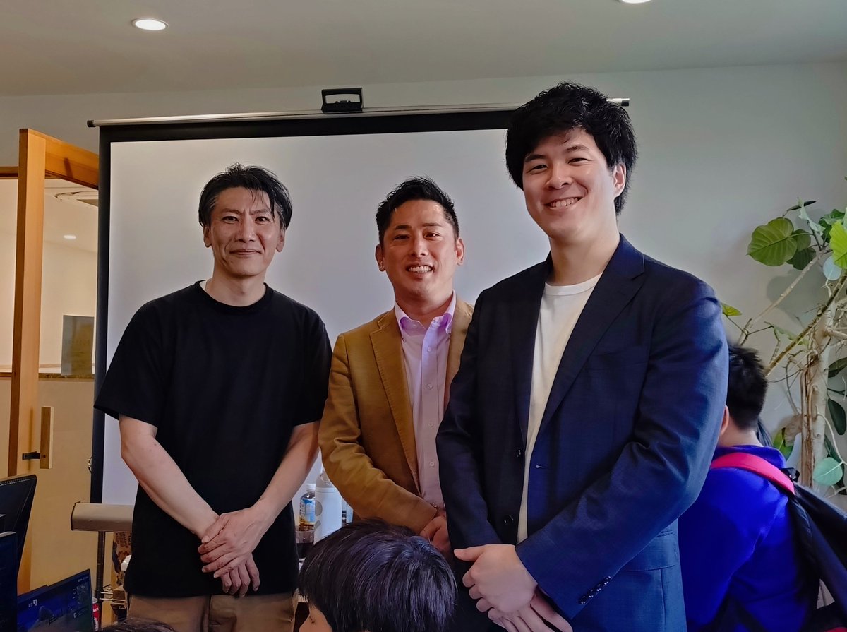 yamashitakazu8's tweet photo. 南チロル堂でのeスポーツ大会へ🎮次男と参加しつつ視察。 #合同会社とびらの向こう の牧田代表、 #株式会社コロイド の佐野CEOとも懇談。40名近い熱気の中、英会話を交えたプレイなど「遊びを学びに変える」現場を体感。教え子の顔もあり、子ども達の瞳が輝く居場所の重要性を再確認✨
#生駒市 https://t.co/Wb7uxbFT3X