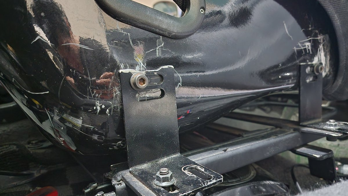 ステー切って画像反対のフルバケ下削って今現状で下げれる高さまで落ちた これでも肩ギリ隠れへんホンマに高ぇ